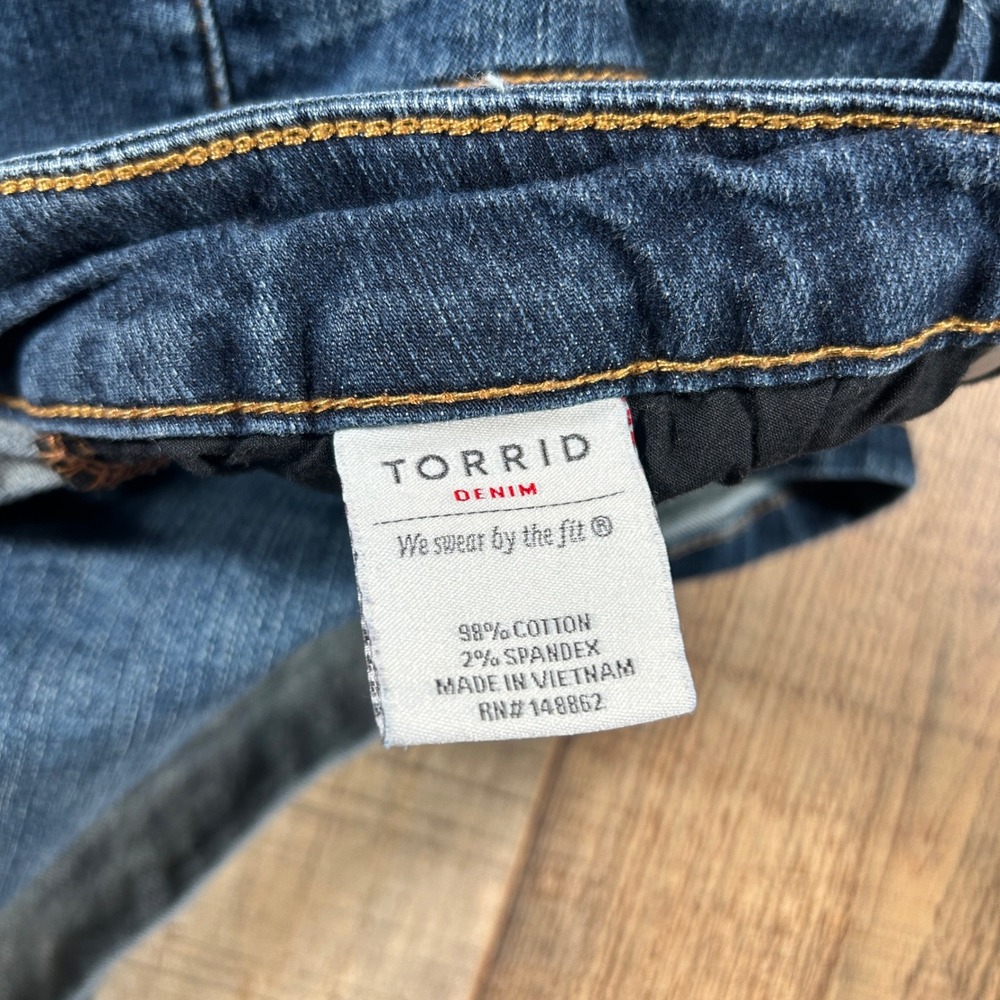 Torrid 24 Blue Cotton Stretch Denim Shorts Dark Wash Plus Size Casual Summer - Picture 4 of 6